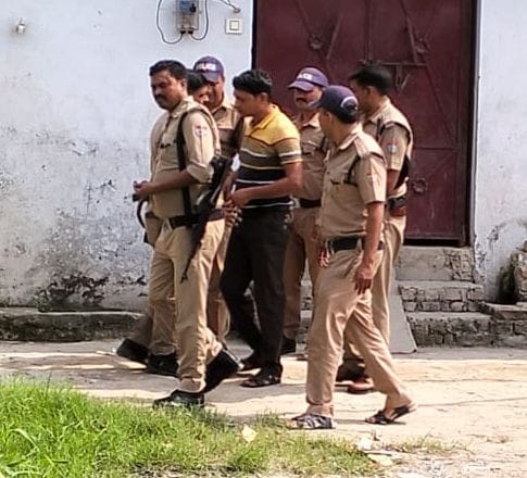 बाजपुर के गांव धनसारा स्थित आरोपी के घर एन आईए टीम के छापे के दौरान तैनात पुलिस बल। संवाद