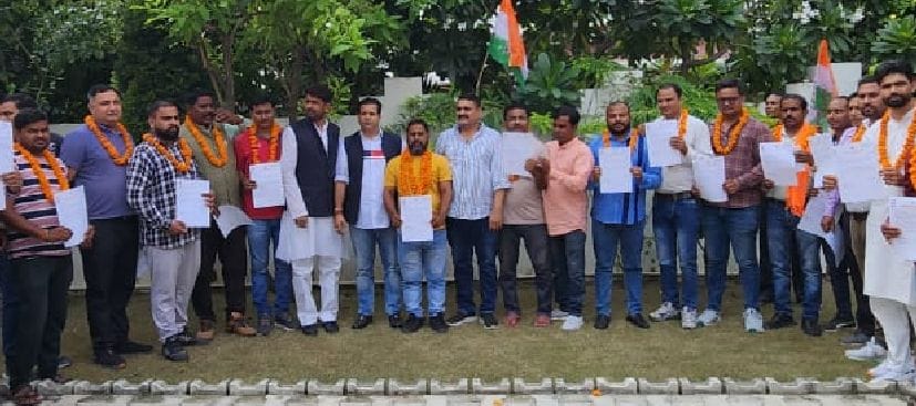 बाजपुर में नवनियुक्त किसान कांग्रेस के पदाधिकारी का स्वागत करते कार्यकर्ता। संवाद