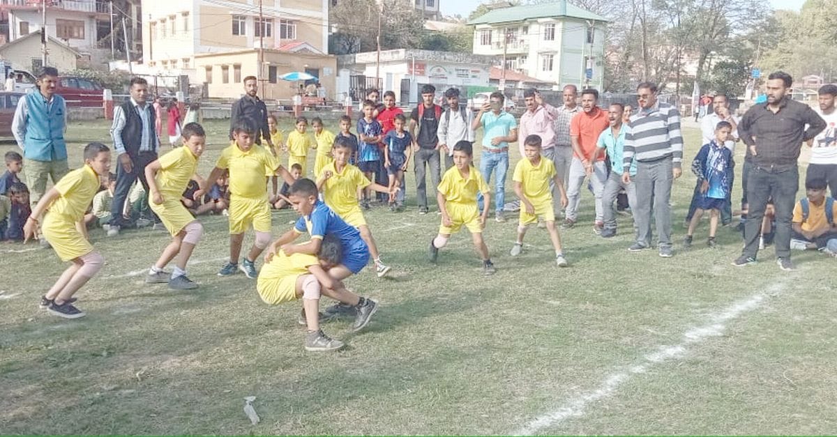 चंबा के राजकीय वरिष्ठ माध्यमिक पाठशाला होबार में खेलकूद प्रतियोगिता के समापन समारोह के दौरान सा