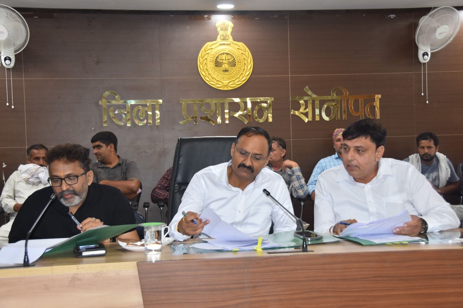 फोटो 28. लघु सचिवालय में निकाले गए कृषि यंत्रों के ड्रा के दौरान उपस्थित जिला राजस्व अधिकारी हर फोटो 28. लघु सचिवालय में निकाले गए कृषि यंत्रों के ड्रा के दौरान उपस्थित जिला राजस्व अधिकारी हर