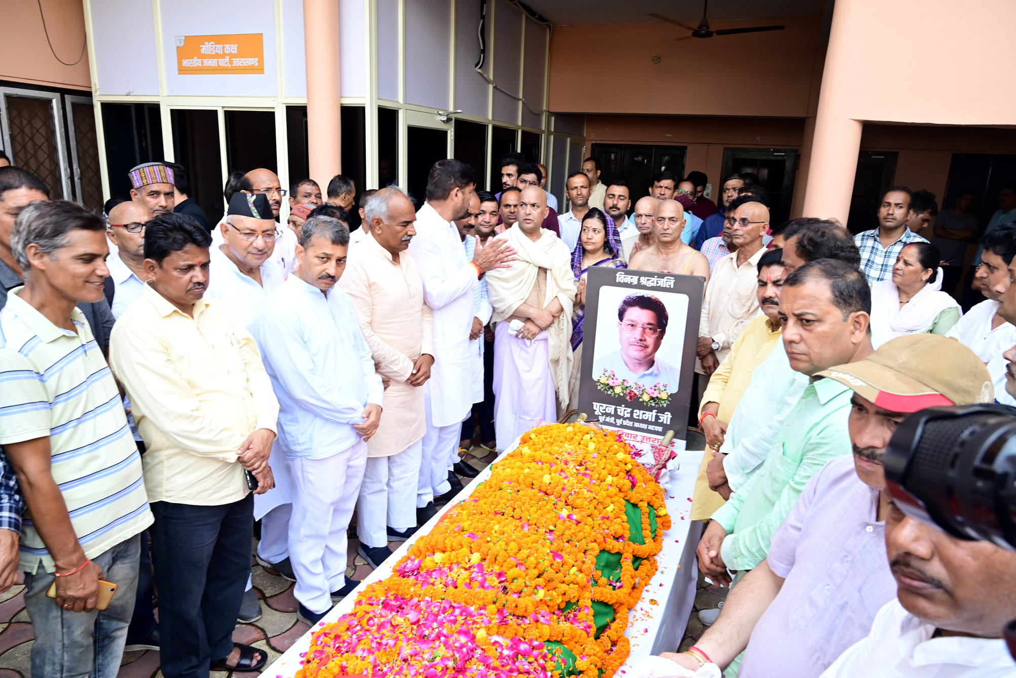 हल्द्वानी रानीबाग स्थित चित्रशिला घाट पर पिता पूरन चंद्र शर्मा को मुखाग्नि देने जाती बेटी अन