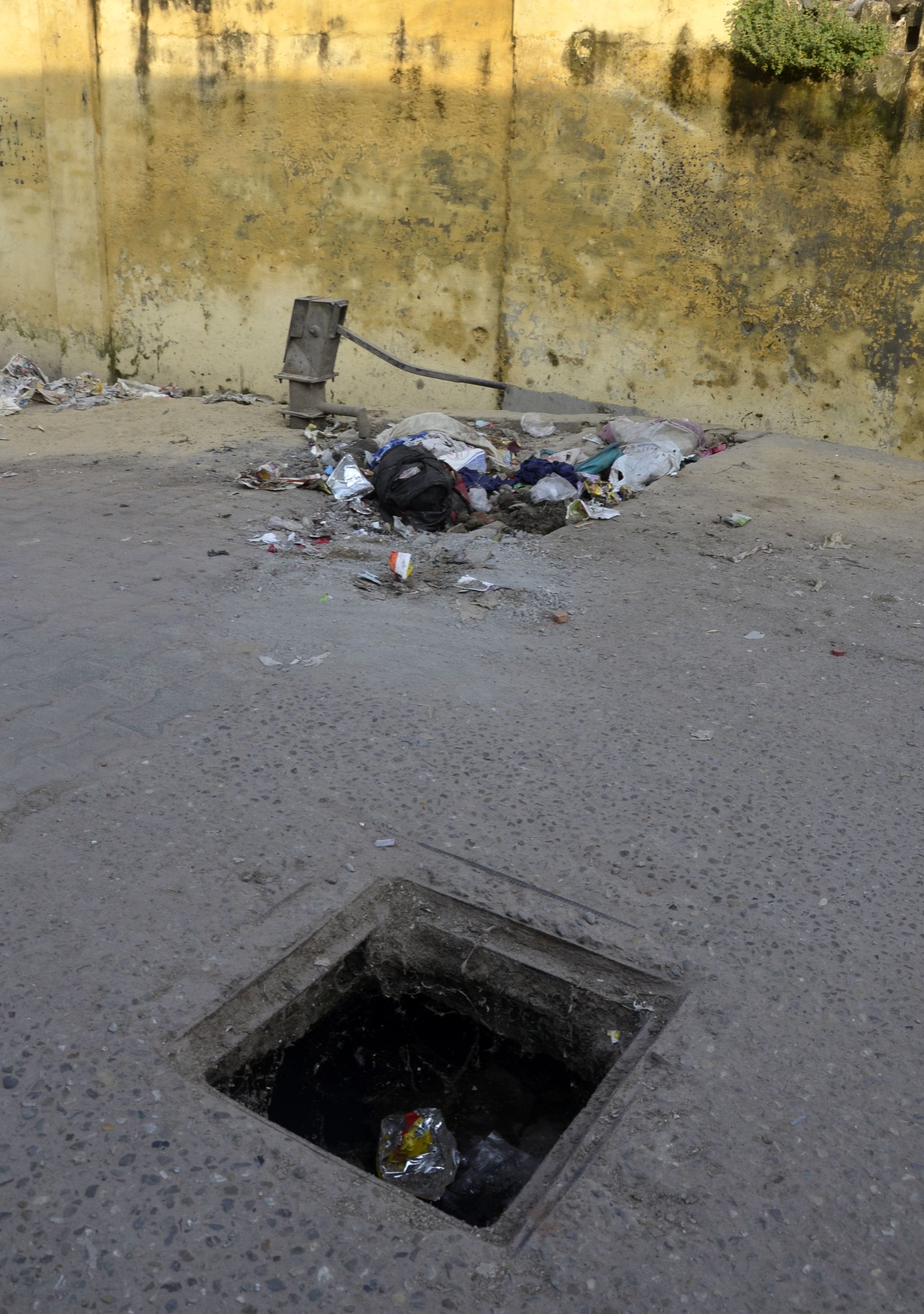 मीरा जी चौकी हनुमान मंदिर के पास खुला पड़ा मैन होल। संवाद