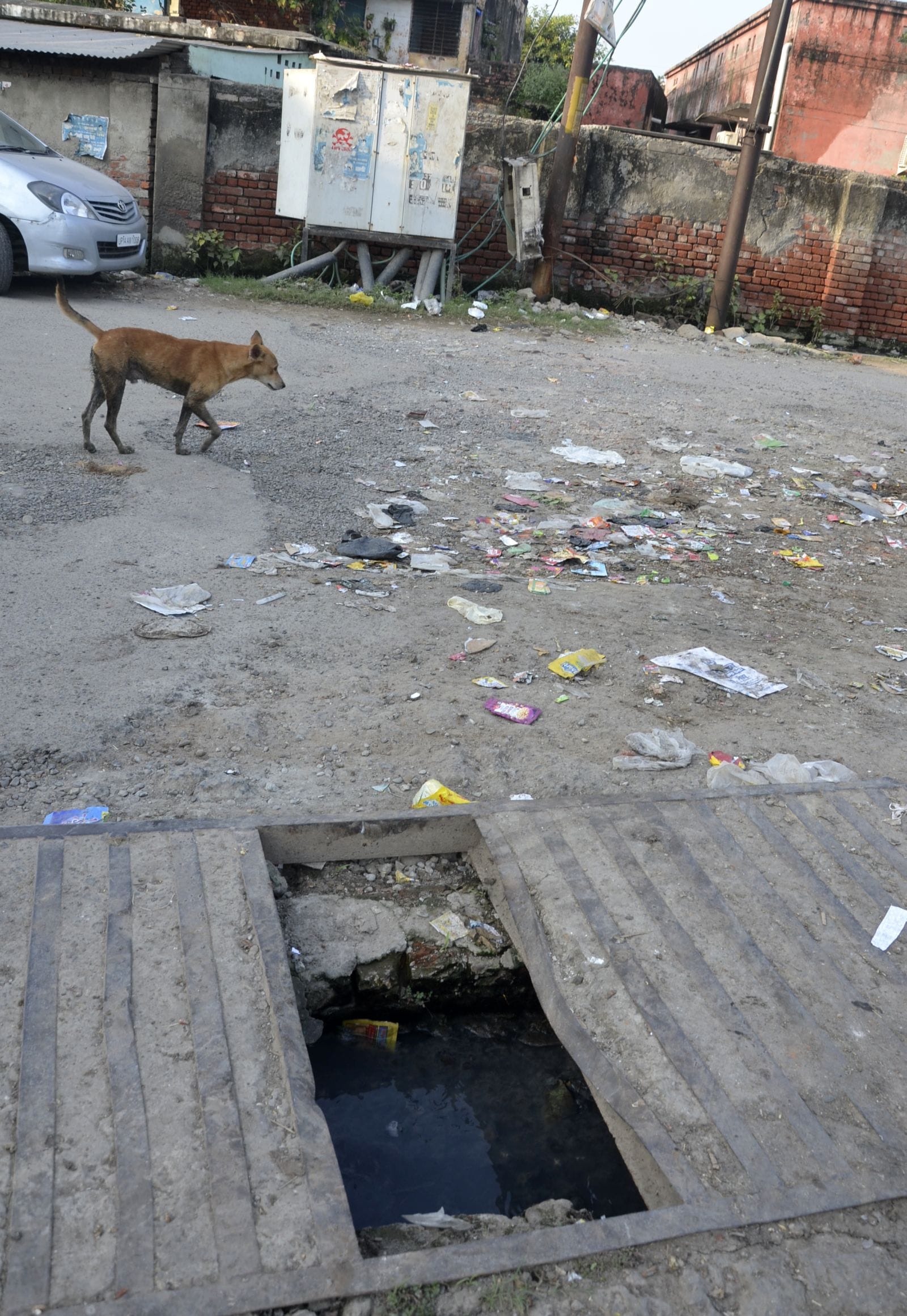 मीरा जी चौकी हनुमान मंदिर के पास खुला पड़ा मैन होल। संवाद