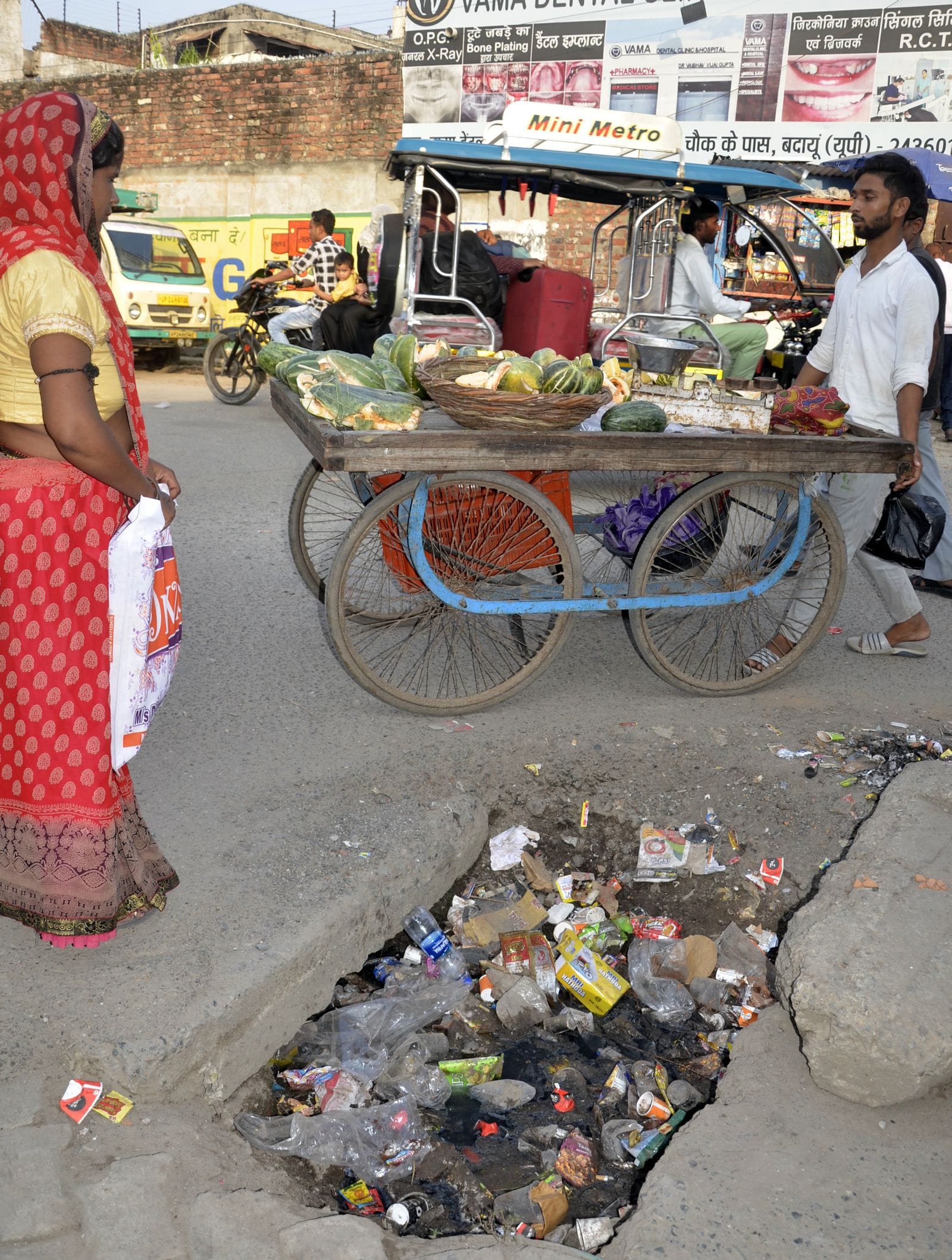 मीरा जी चौकी हनुमान मंदिर के पास खुला पड़ा मैन होल। संवाद
