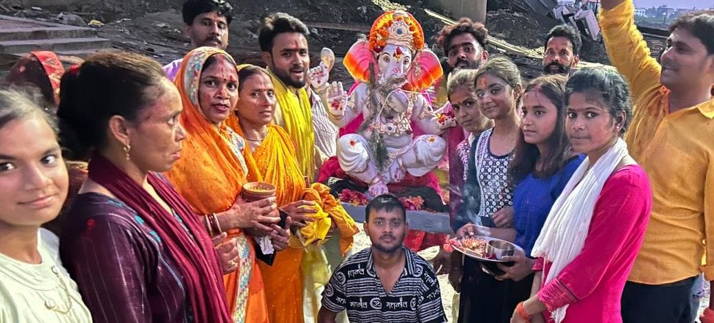 मठिया के महाराज गणेश भगवान की शोभायात्रा में नृत्य करते श्रद्धालु। संवाद