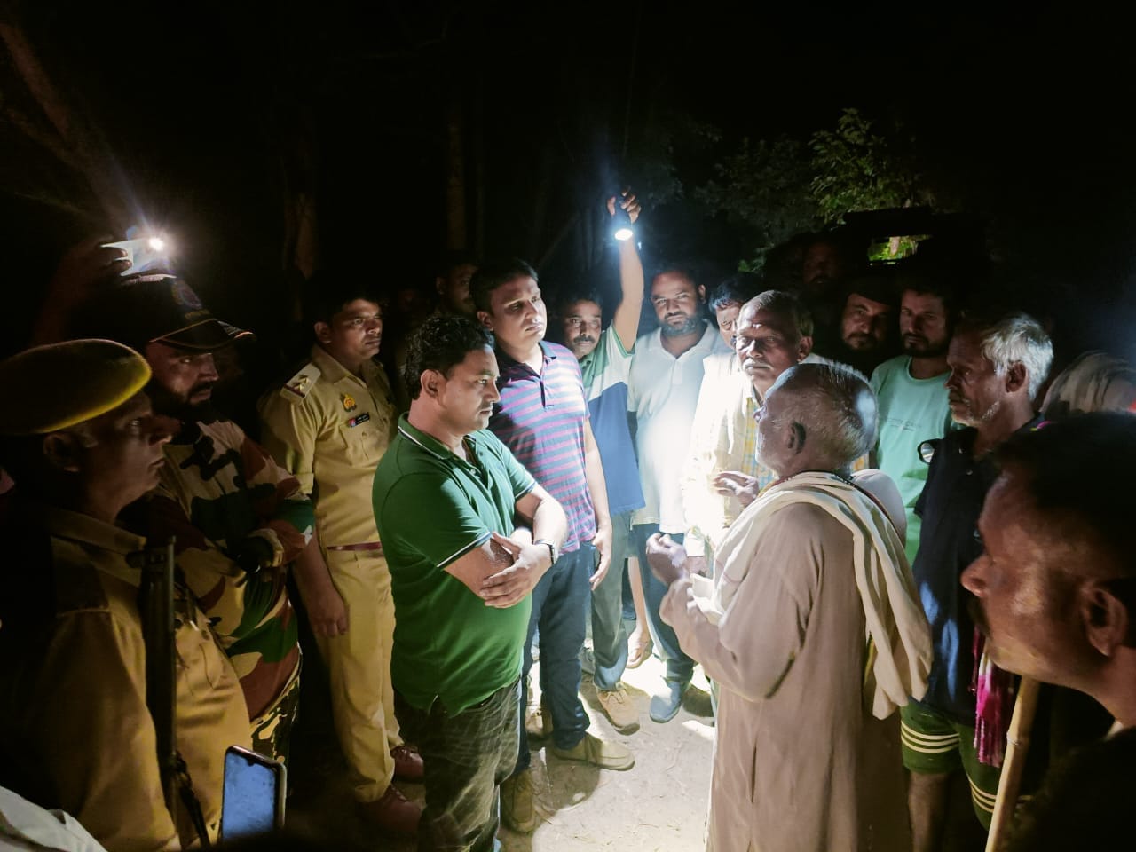 परिजनो की मांग पर लिखित आश्वासन देते एसडीओ । संवाद