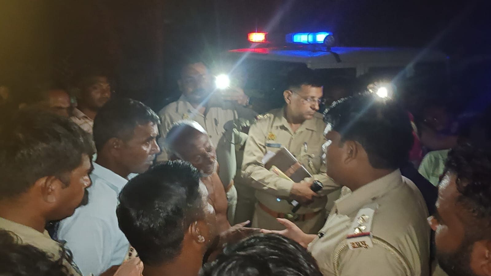 परिजनो की मांग पर लिखित आश्वासन देते एसडीओ । संवाद