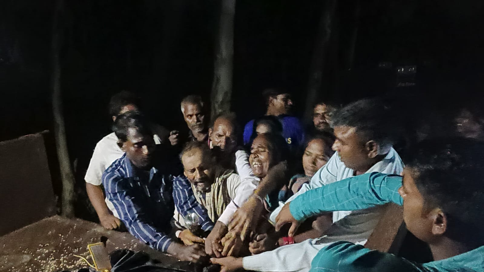 परिजनो की मांग पर लिखित आश्वासन देते एसडीओ । संवाद