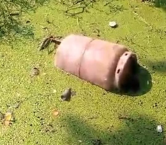 सिलेंडर लीक होने की खबर में बंडा सीएचस में भर्ती रामप्रसाद। संवाद