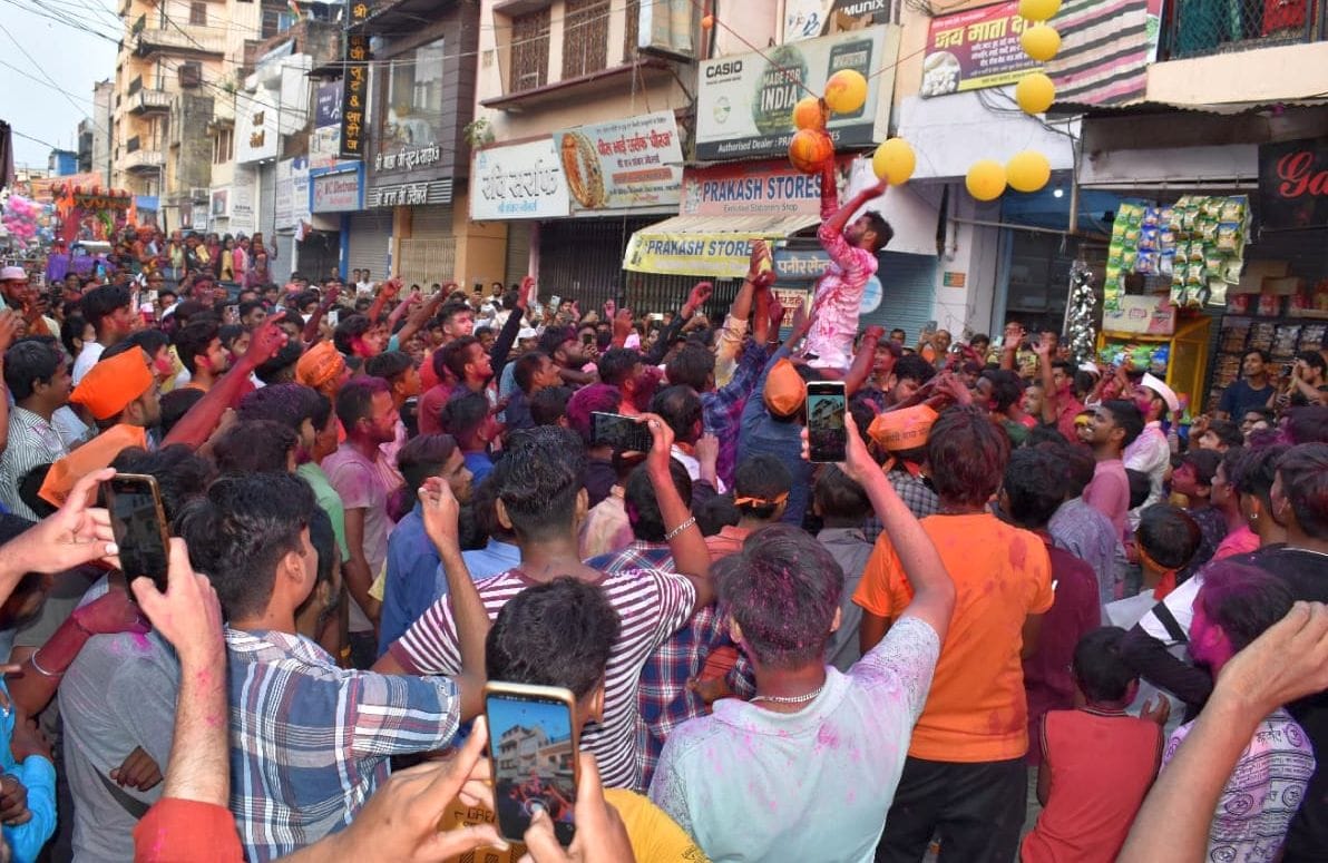 शाहजहांपुर में खिरनीबाग धर्मशाला से निकली शोभायात्रा में शामिल गणेशजी की मूर्ति का पूजन करते ल