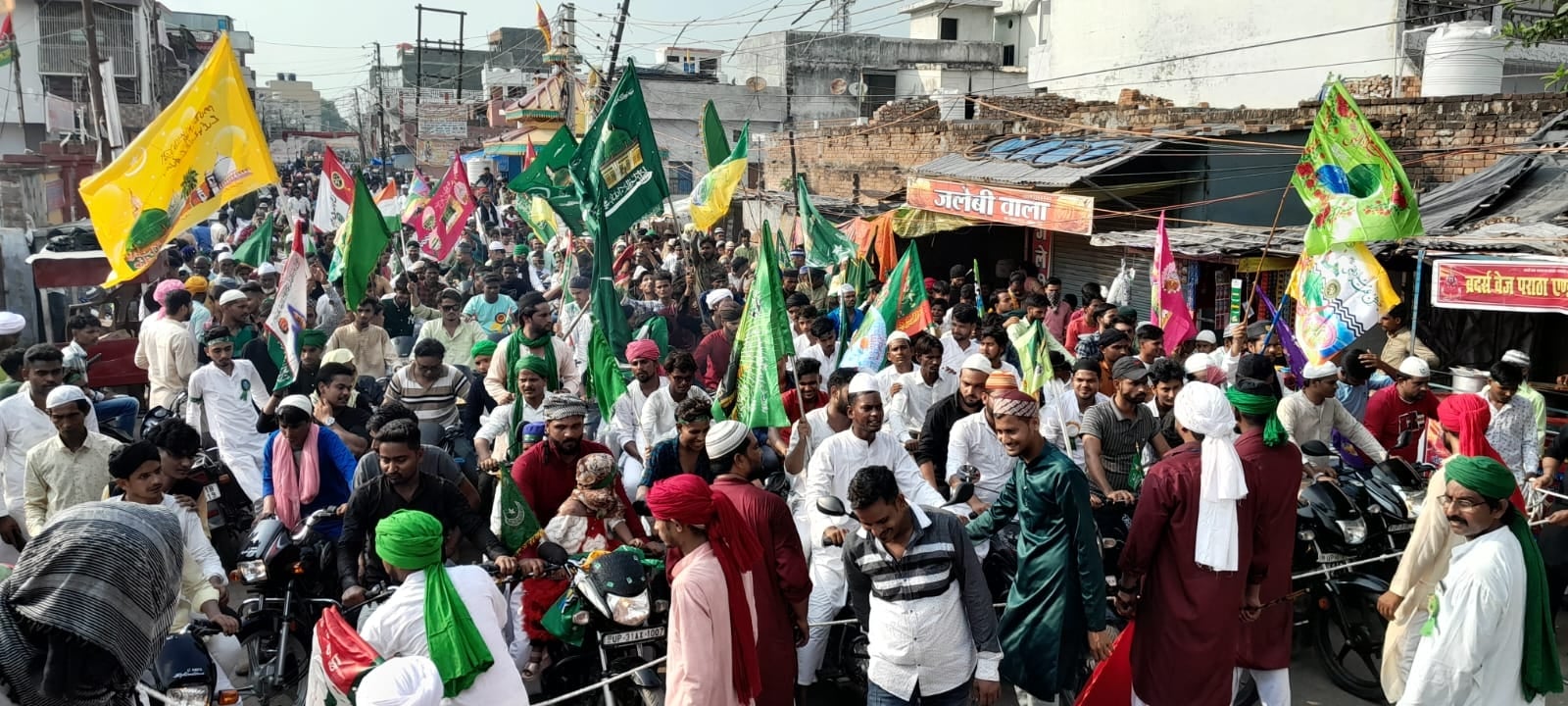 अमीनगर में जुलूस ए मोहम्मदी में मौजूद अकीदतमंद। अमीनगर में जुलूस ए मोहम्मदी में मौजूद अकीदतमंद।