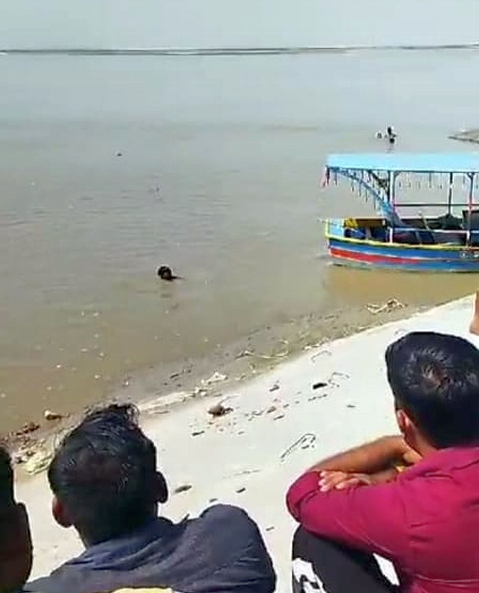 अटेना गंगा घाट पर मौजूद लोग। संवाद