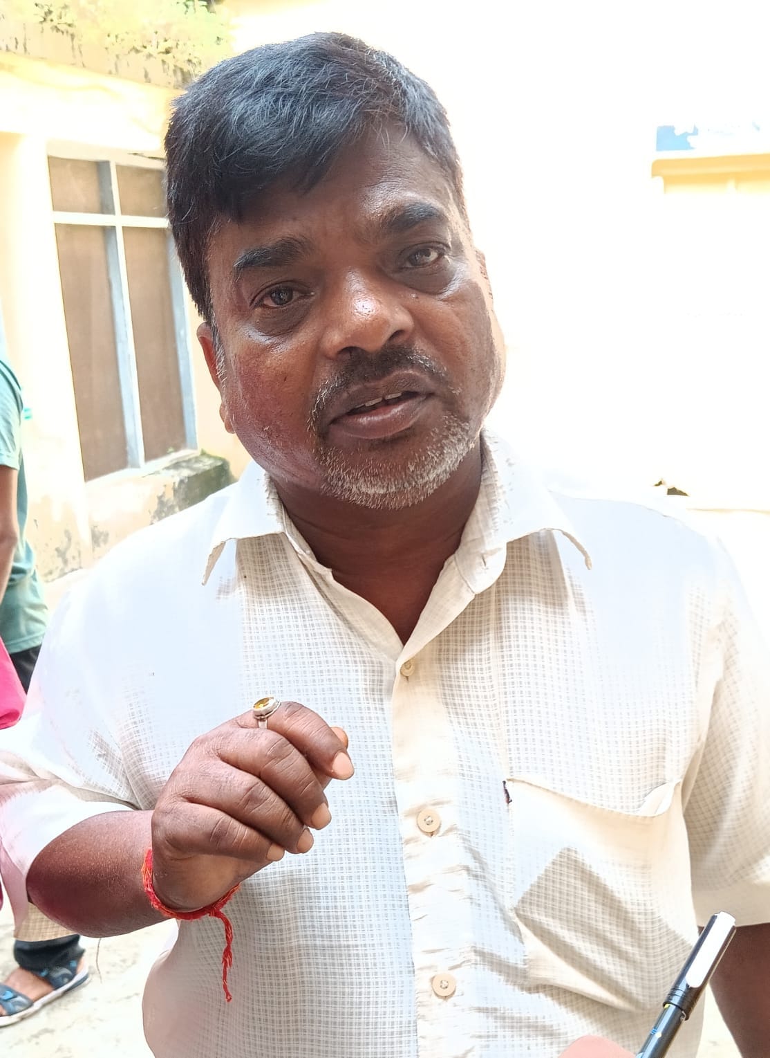 बिजली का बिल सही कराने वाले लोगो की लगी लाइन । संवाद