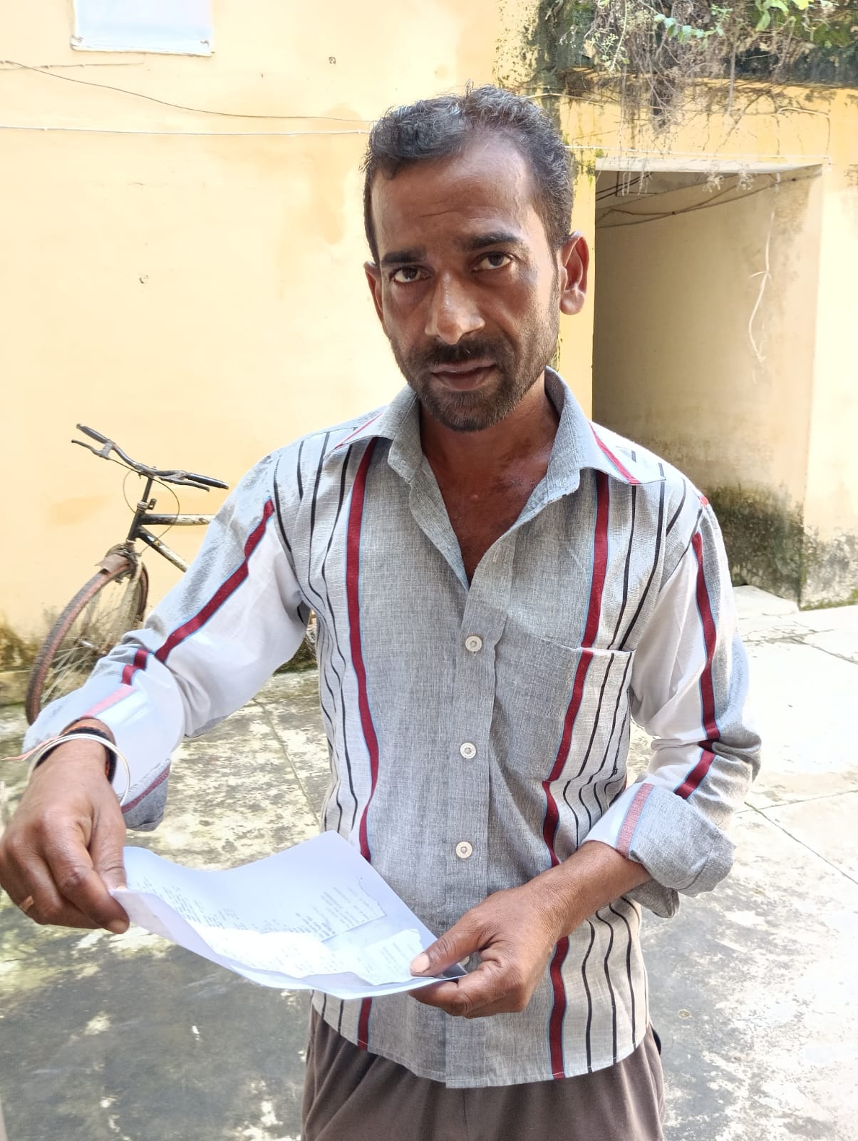 बिजली का बिल सही कराने वाले लोगो की लगी लाइन । संवाद