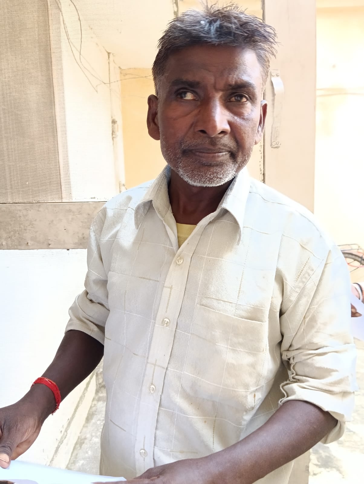 बिजली का बिल सही कराने वाले लोगो की लगी लाइन । संवाद