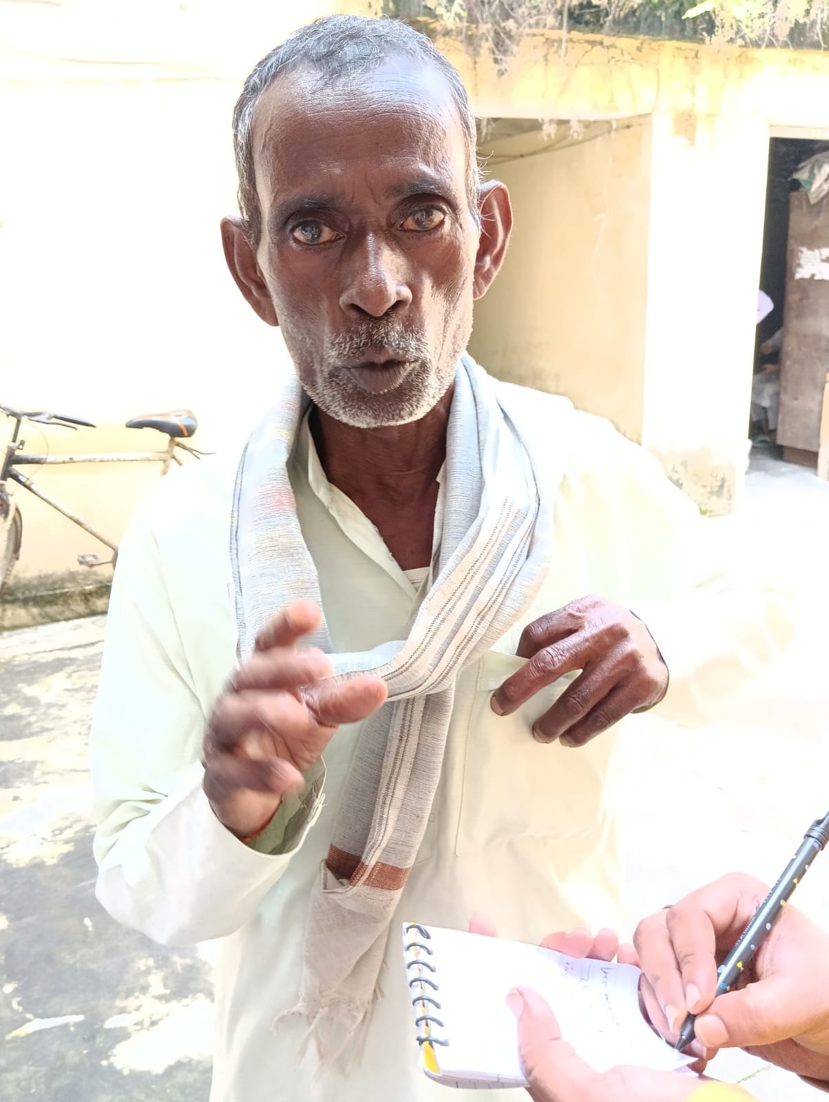 बिजली का बिल सही कराने वाले लोगो की लगी लाइन । संवाद