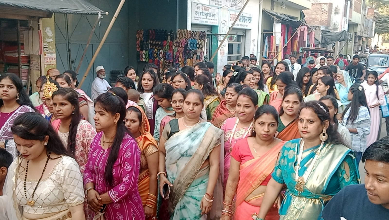 बिल्सी में निकाली गई चंद्रप्रभु यात्रा में शामिल झांकी। संवाद