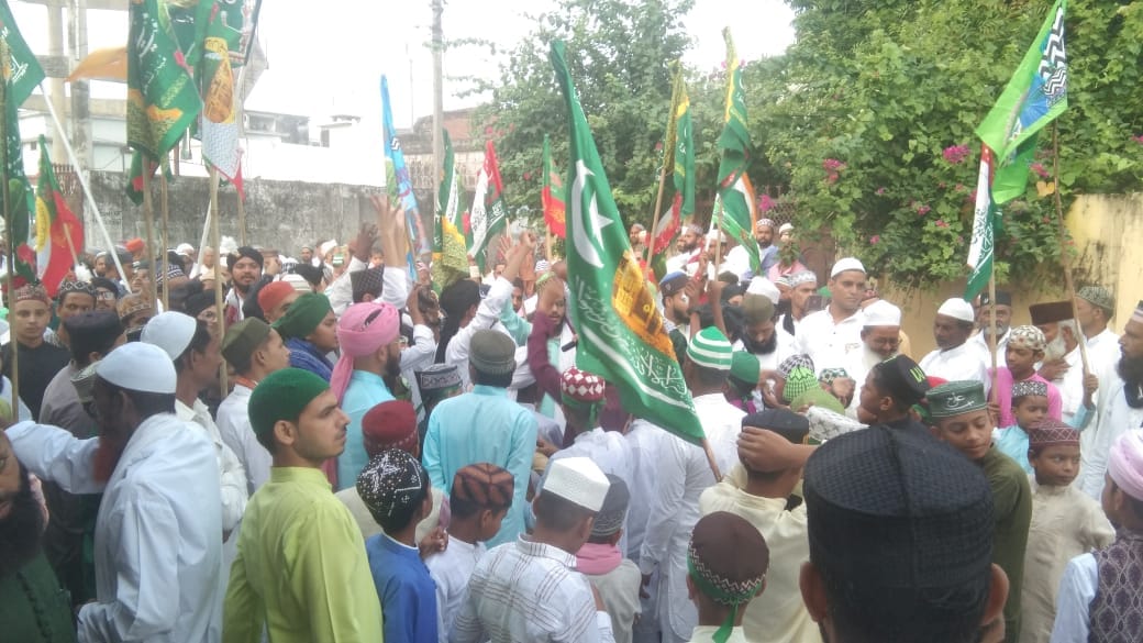 बीसलपुर में निकले जुलूस ए मोहम्मदी में शमिल लोग । संवाद