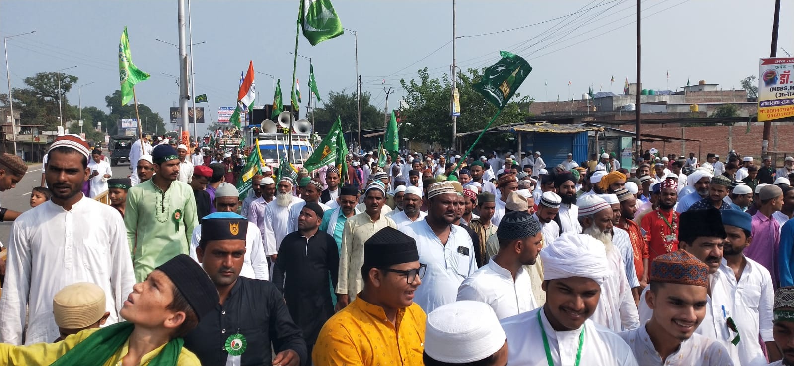 बीसलपुर में निकले जुलूस ए मोहम्मदी में शमिल लोग । संवाद