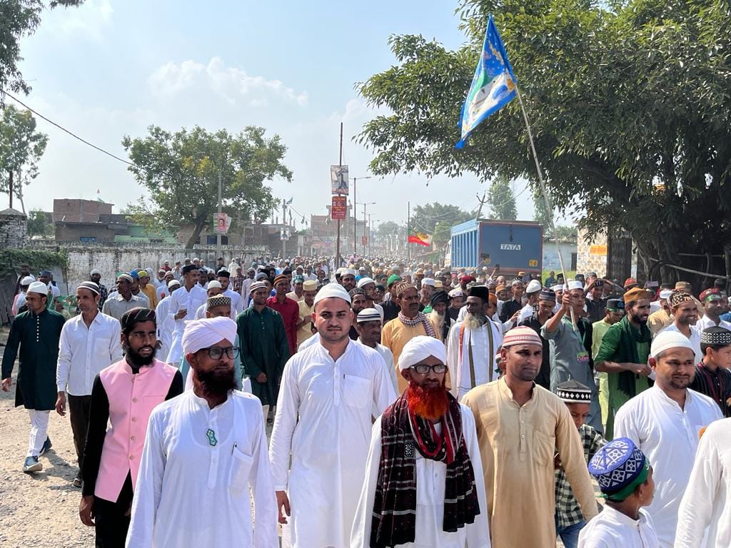 बीसलपुर में निकले जुलूस ए मोहम्मदी में शमिल लोग । संवाद