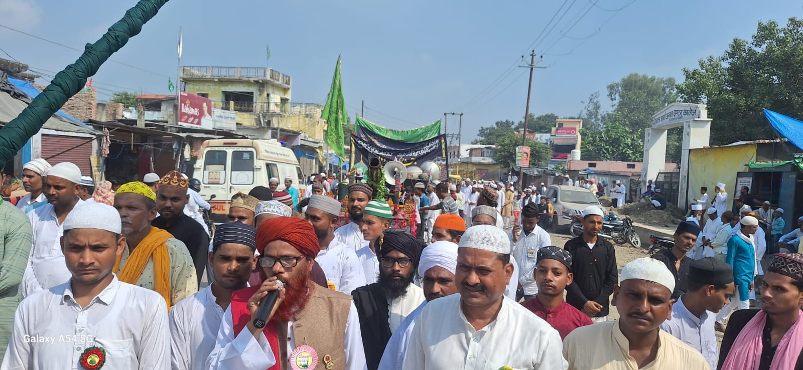 बीसलपुर में निकले जुलूस ए मोहम्मदी में शमिल लोग । संवाद