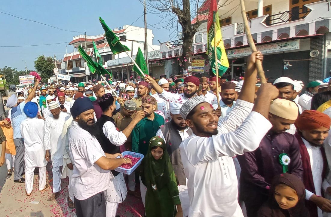 बीसलपुर में निकले जुलूस ए मोहम्मदी में शमिल लोग । संवाद