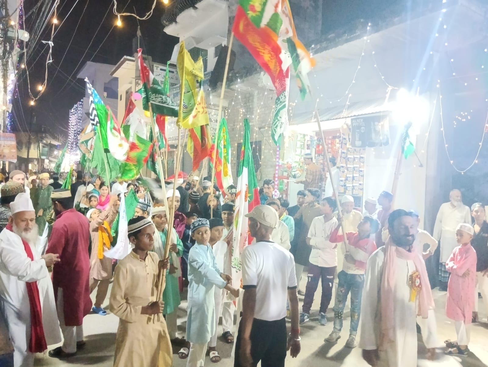 बीसलपुर में निकले जुलूस ए मोहम्मदी में शमिल लोग । संवाद