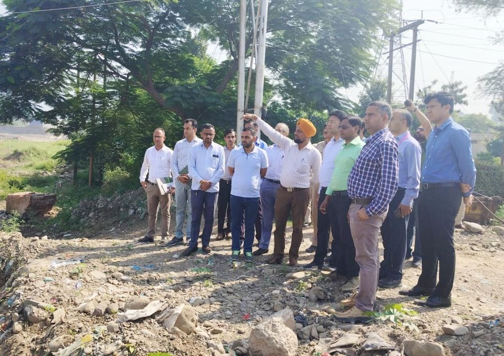 बद्दी शहर के लक्कड़ डिपू पुल का निरिक्षण करती केंद्रीय अंतर मंत्रालय दल की टीम। संवाद बद्दी शहर के लक्कड़ डिपू पुल का निरिक्षण करती केंद्रीय अंतर मंत्रालय दल की टीम। संवाद