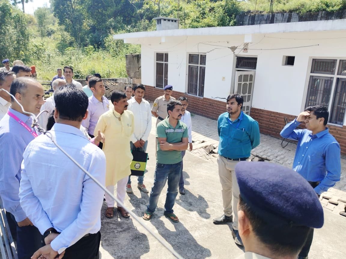 बद्दी शहर के लक्कड़ डिपू पुल का निरिक्षण करती केंद्रीय अंतर मंत्रालय दल की टीम। संवाद बद्दी शहर के लक्कड़ डिपू पुल का निरिक्षण करती केंद्रीय अंतर मंत्रालय दल की टीम। संवाद