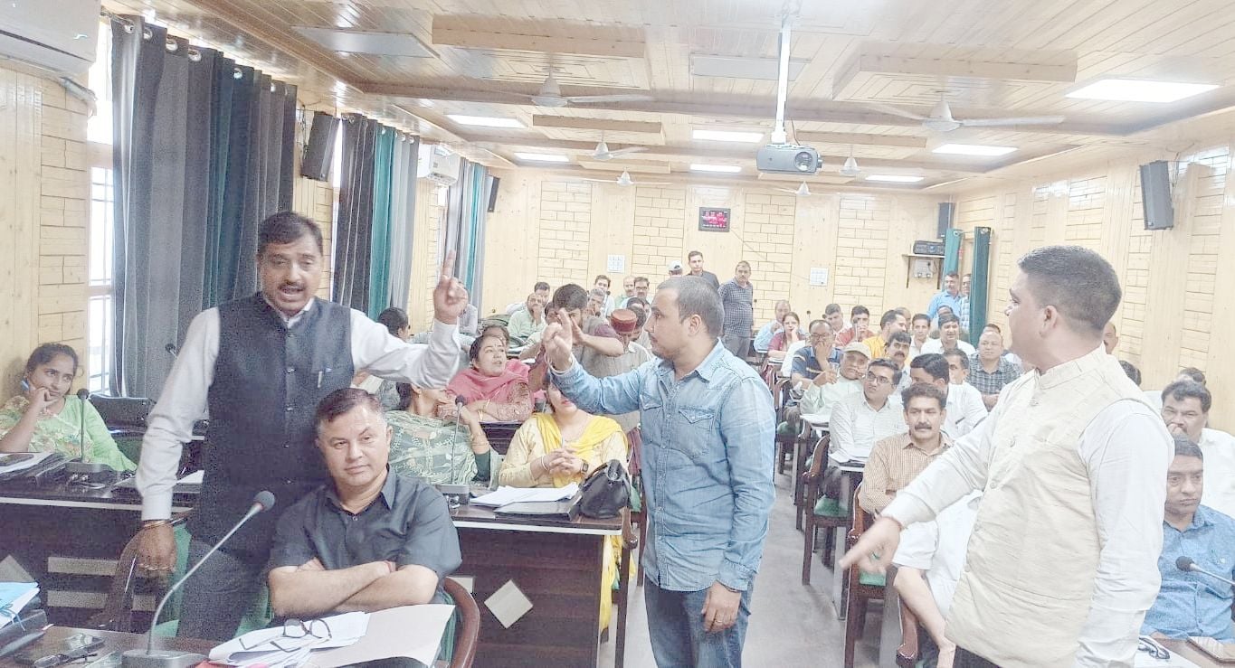 चंबा में जिला परिषद बैठक के दौरान बहसबाजी करते जिला परिषद सदस्य।स्त्रोत:संवाद चंबा में जिला परिषद बैठक के दौरान बहसबाजी करते जिला परिषद सदस्य।स्त्रोत:संवाद
