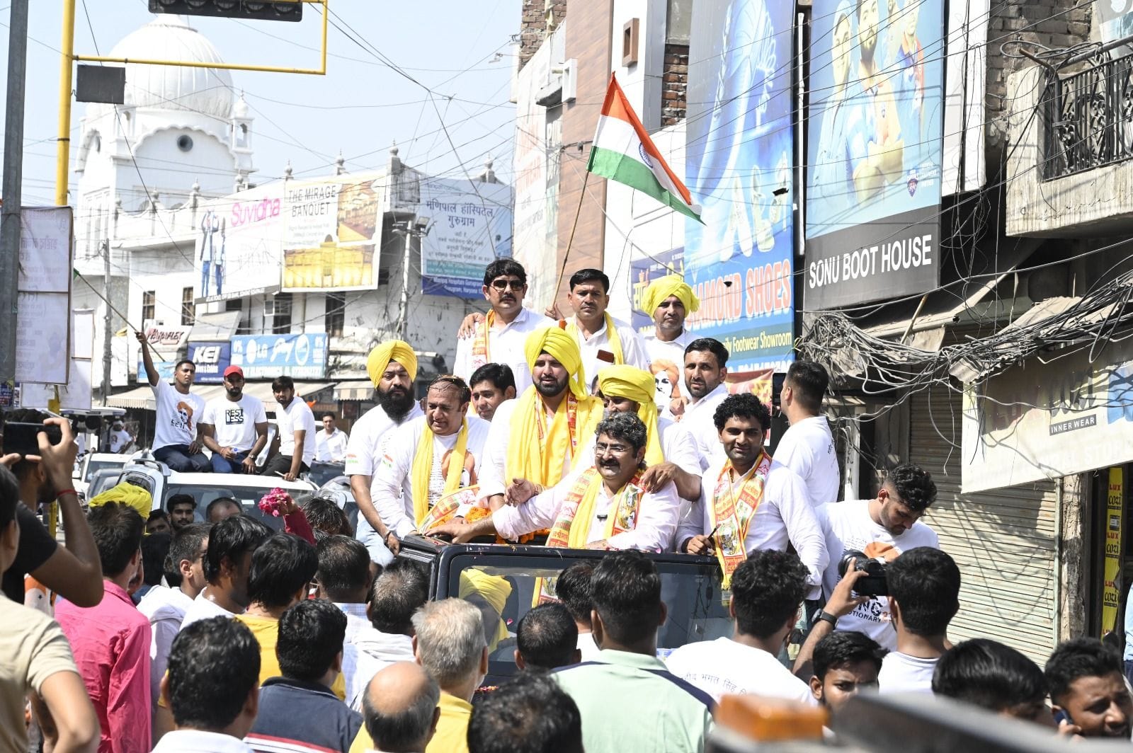 फोटो  44- सोनीपत शहर में निकाली गई तिरंगा यात्रा के दौरान गाड़ी में सवार यादविंद्र सिंह संधू, व