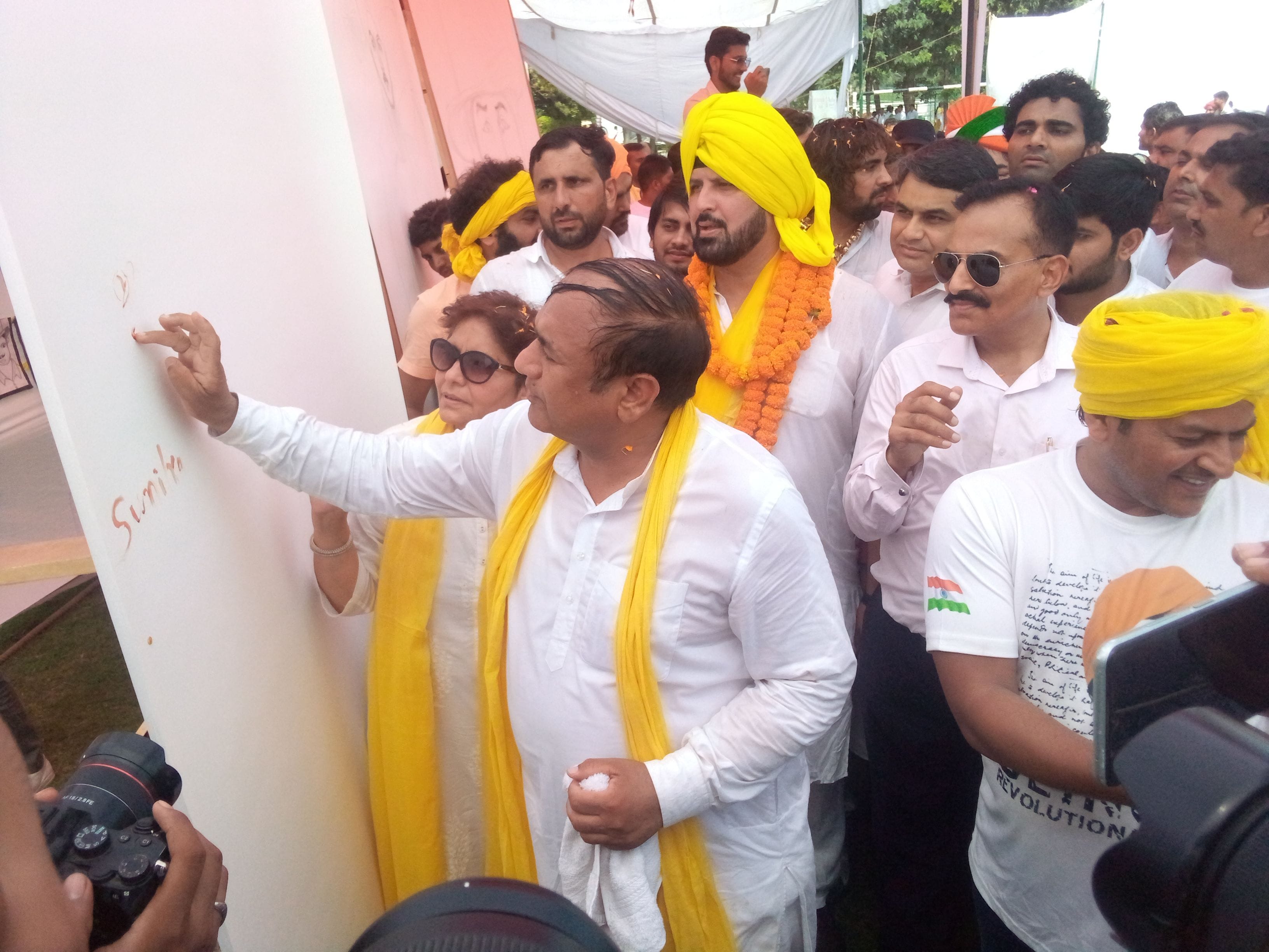 फोटो  44- सोनीपत शहर में निकाली गई तिरंगा यात्रा के दौरान गाड़ी में सवार यादविंद्र सिंह संधू, व