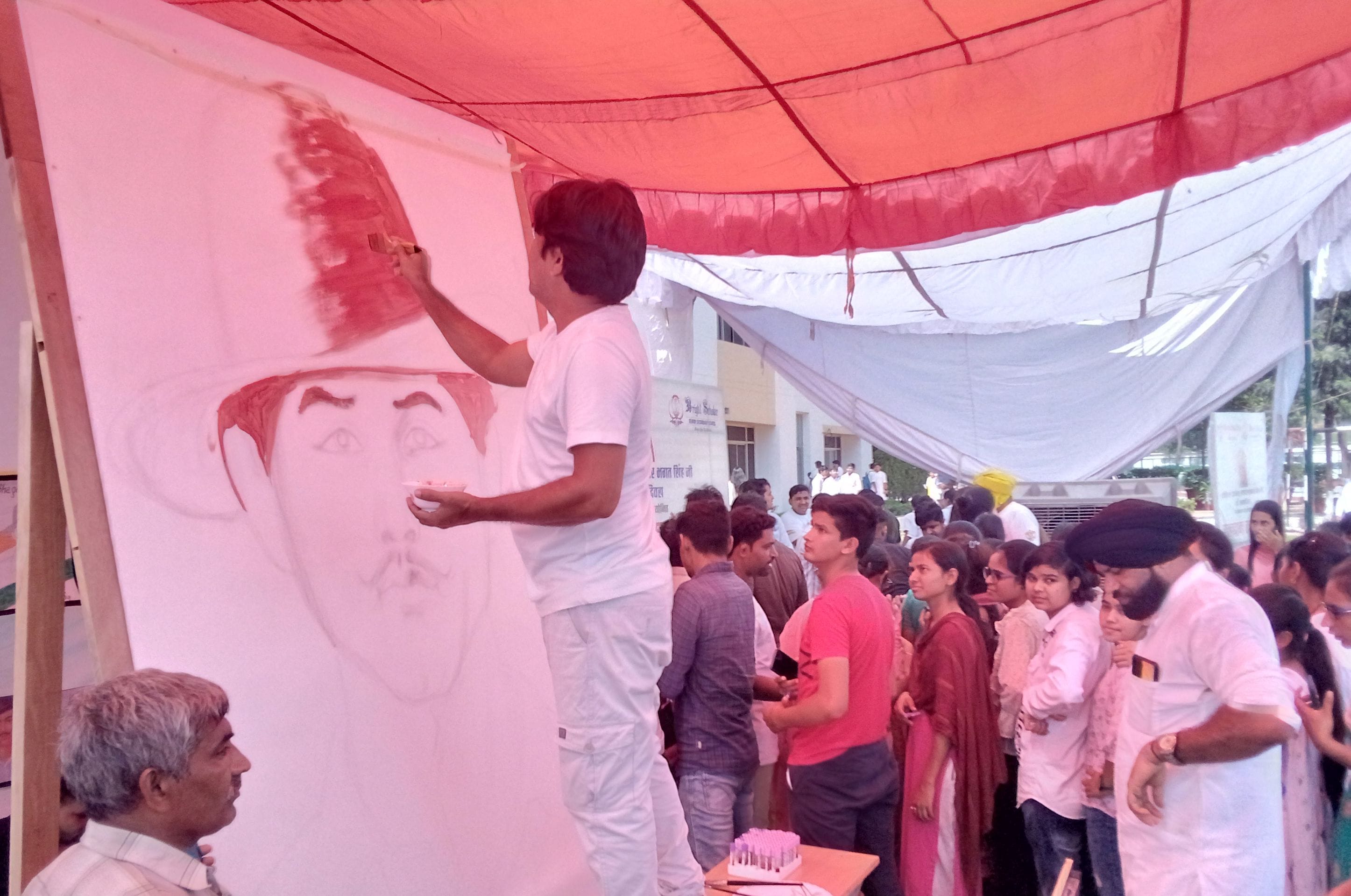 फोटो  44- सोनीपत शहर में निकाली गई तिरंगा यात्रा के दौरान गाड़ी में सवार यादविंद्र सिंह संधू, व