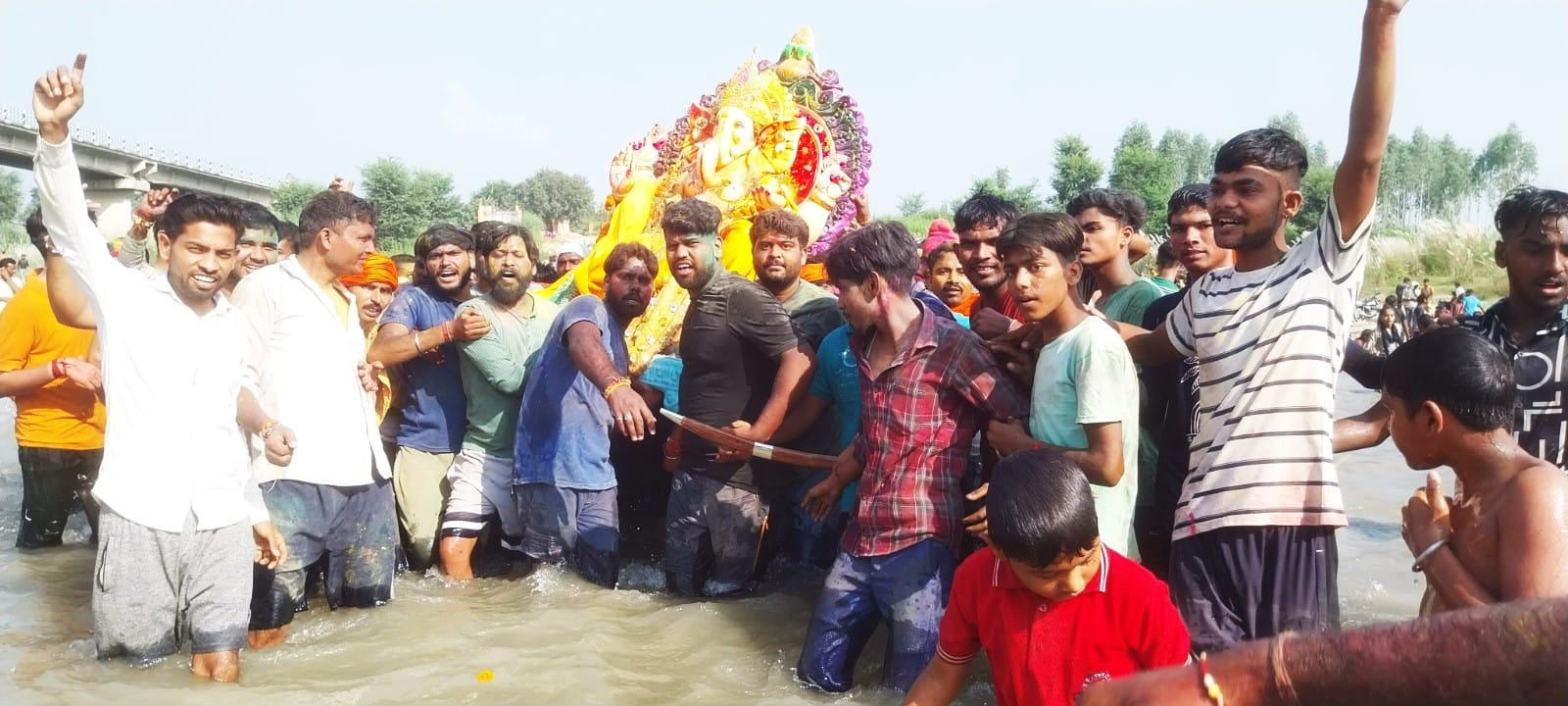 गणेश विसर्जन के लिए निकले लोग गणेश विसर्जन के लिए निकले लोग