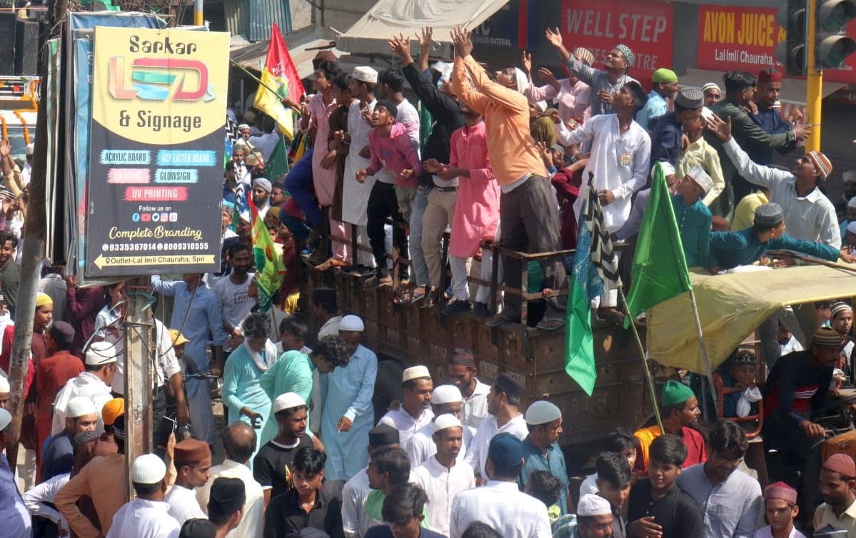 जुलूस ए मोहम्मदी में शामिल शहर के लोग। संवाद