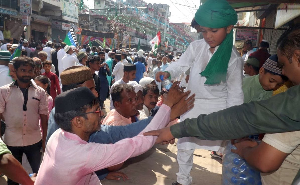 जुलूस ए मोहम्मदी में शामिल शहर के लोग। संवाद