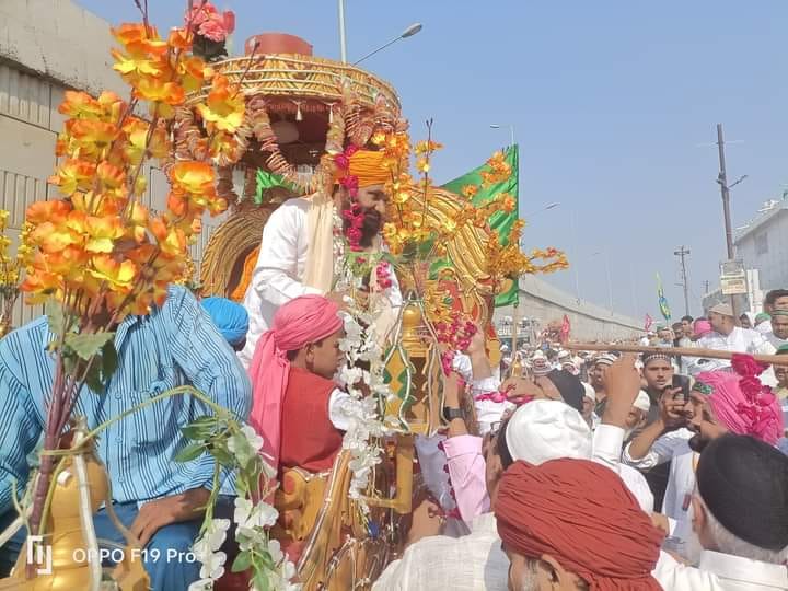 जुलूस ए मोहम्मदी में शामिल शहर के लोग। संवाद