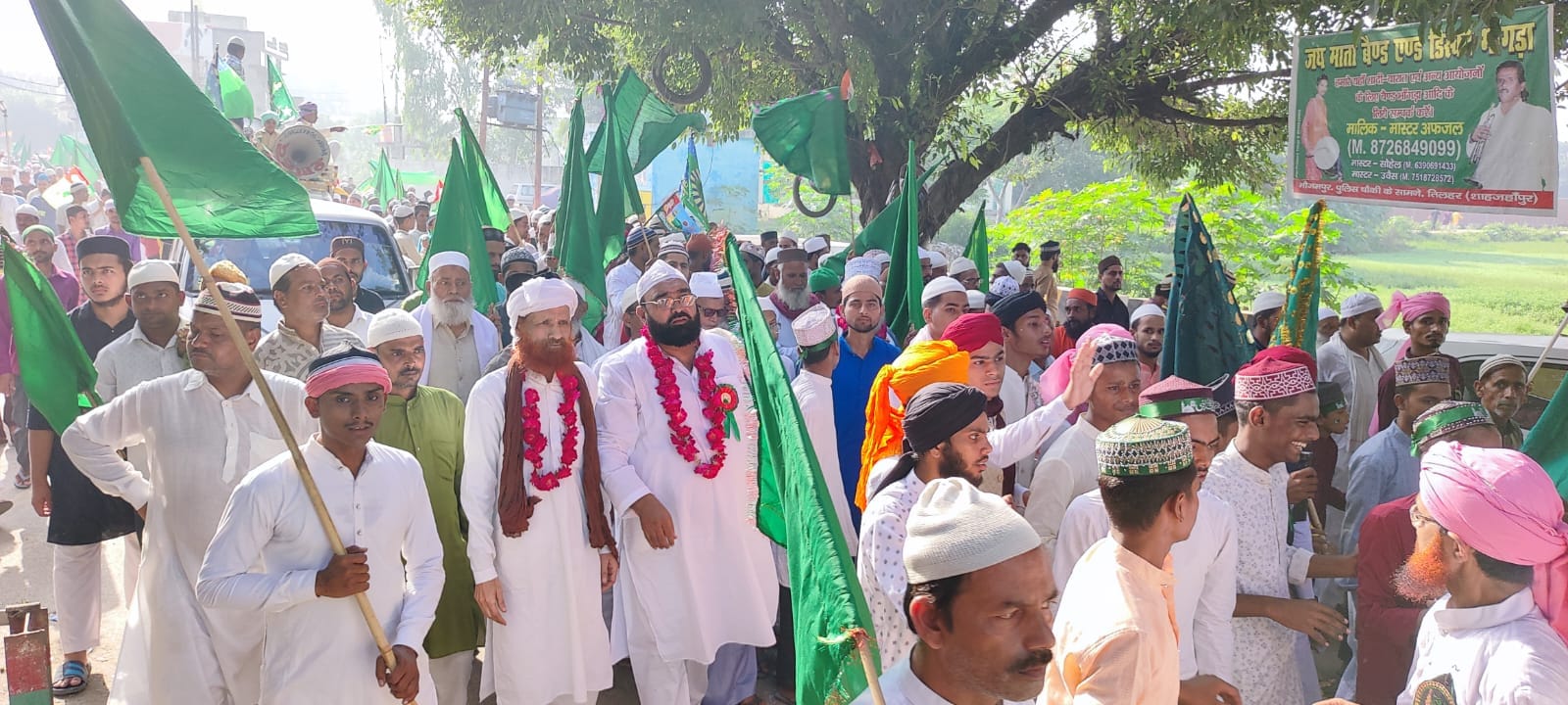 जुलूस ए मोहम्मदी में शामिल शहर के लोग। संवाद