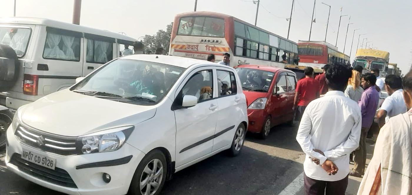 कदला में पितृपक्ष पूर्णिमा पर जलदान करते श्रद्धालु। संवाद