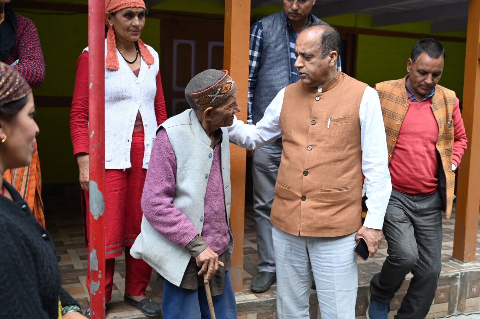 सराज विस क्षेत्र की रोड पंचायत में प्रभावितों का दुख दर्द साझा करते पूर्व सीएम जयराम सराज विस क्षेत्र की रोड पंचायत में प्रभावितों का दुख दर्द साझा करते पूर्व सीएम जयराम