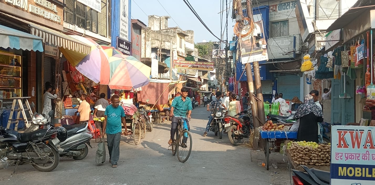 शहर की गांधी स्टेडियम रोड पर सड़क  किनारे खड़े वाहन । संवाद