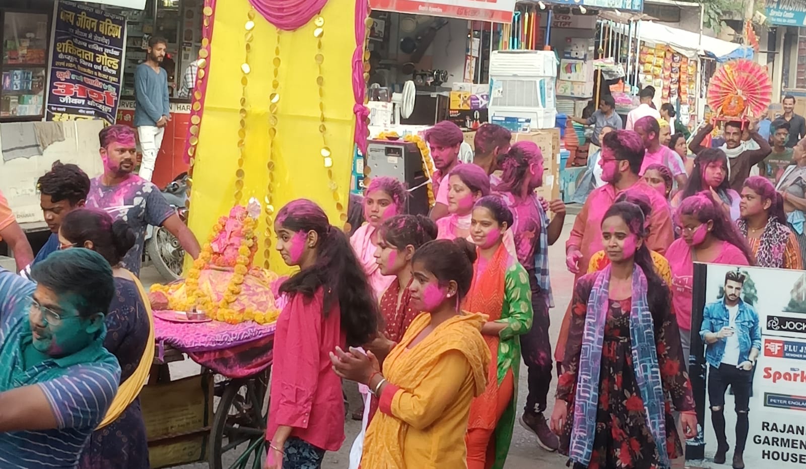 शहर में निकाली गई मूर्ति विसर्जन यात्रा । संवाद शहर में निकाली गई मूर्ति विसर्जन यात्रा । संवाद