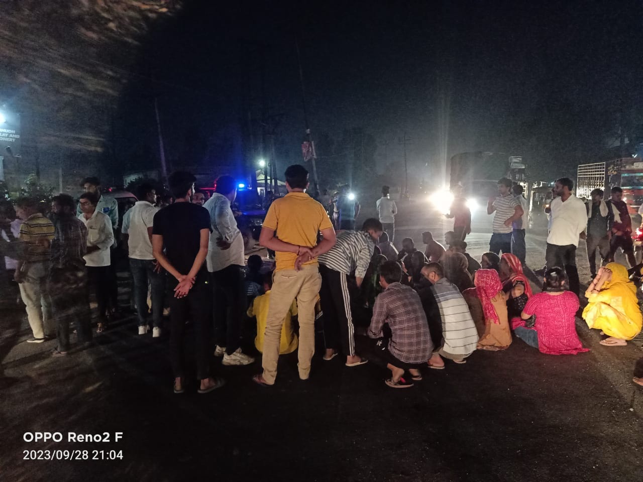 शामली में औद्योगिक क्षेत्र पुलिस चौकी पर मौजूद ग्रामीण शामली में औद्योगिक क्षेत्र पुलिस चौकी पर मौजूद ग्रामीण