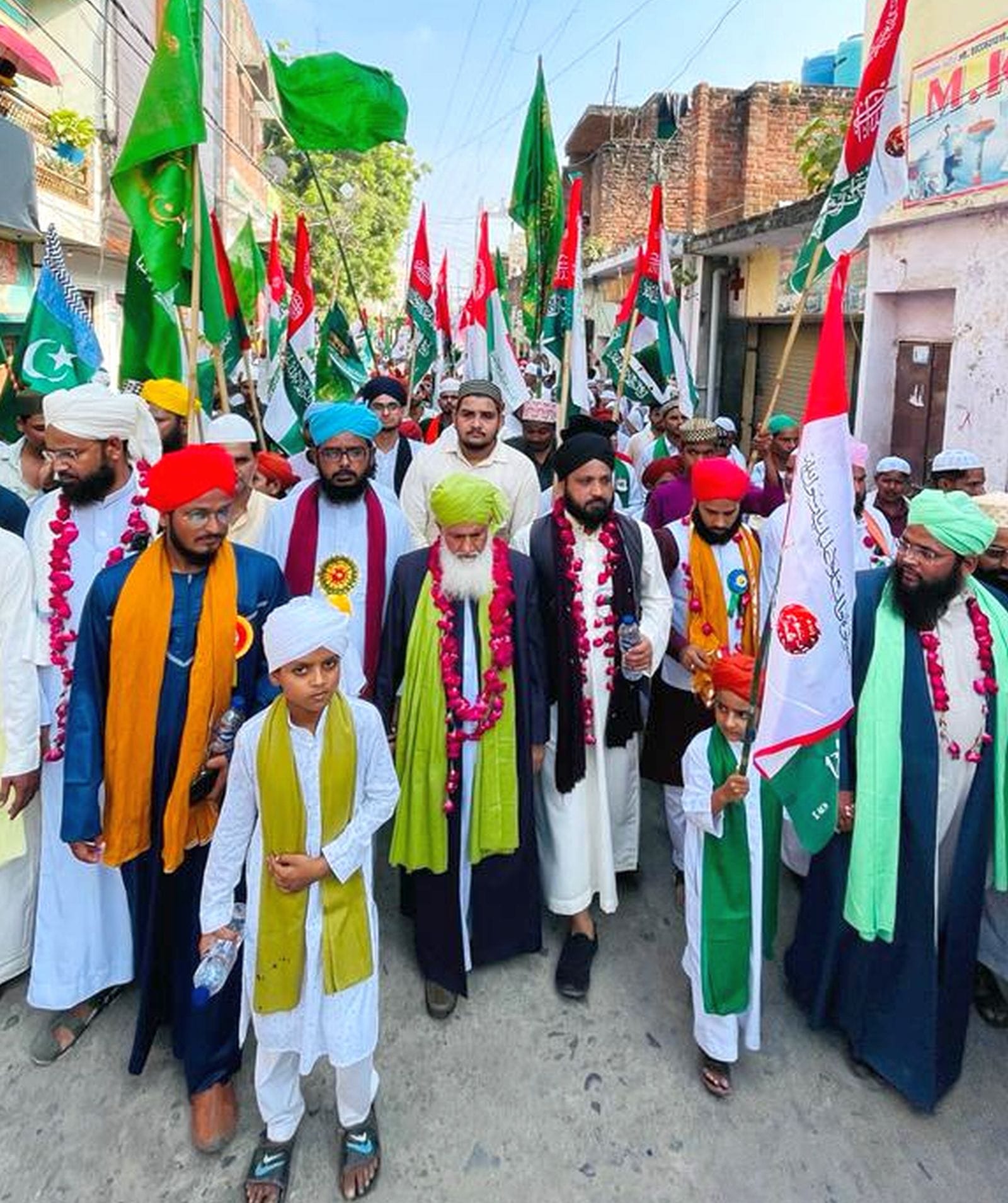 उझानी में ईद मिलादुन्न नबी पर जुलूस में शामिल अकीदतमंद। संवाद