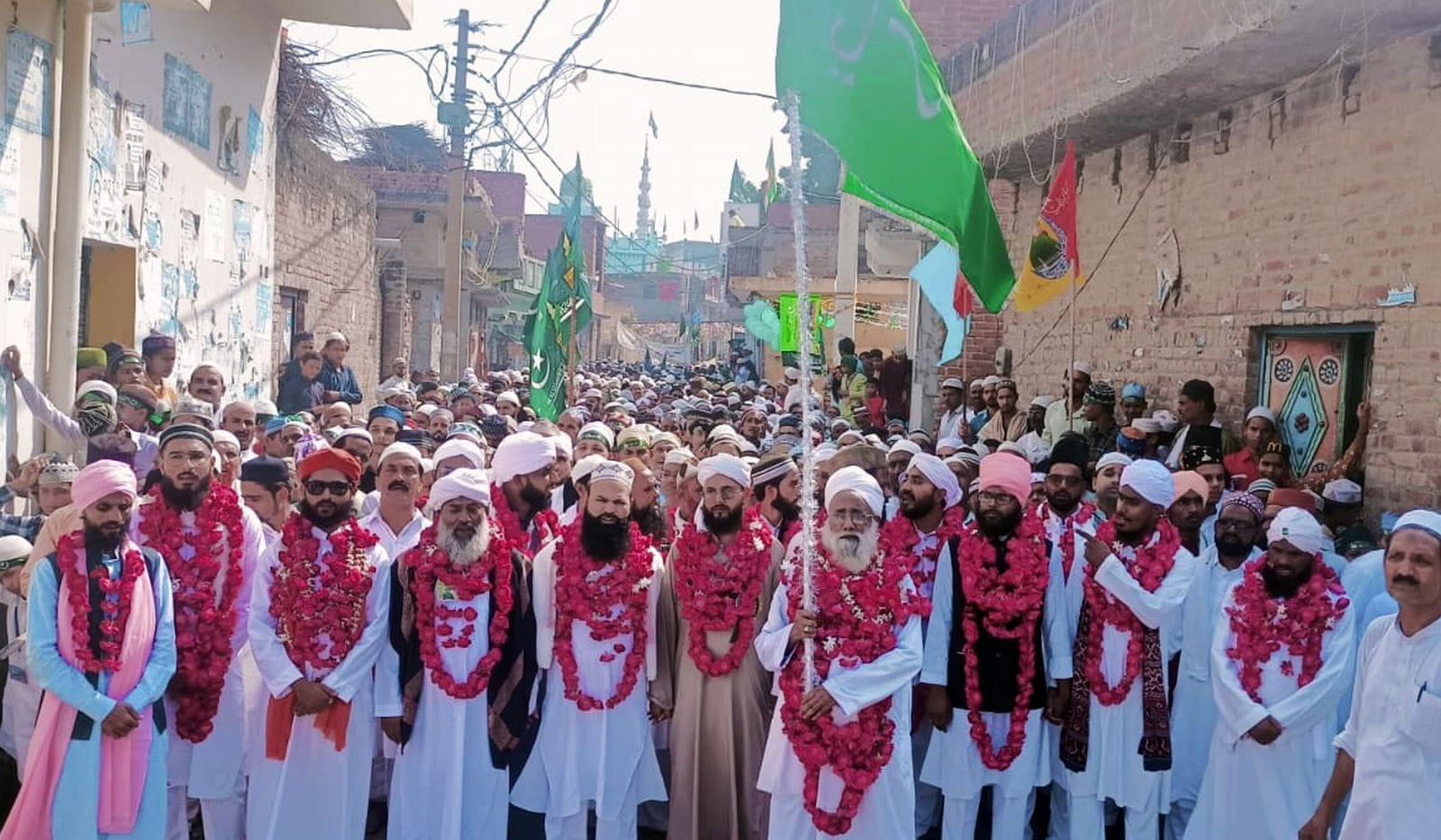 उझानी में ईद मिलादुन्न नबी पर जुलूस में शामिल अकीदतमंद। संवाद