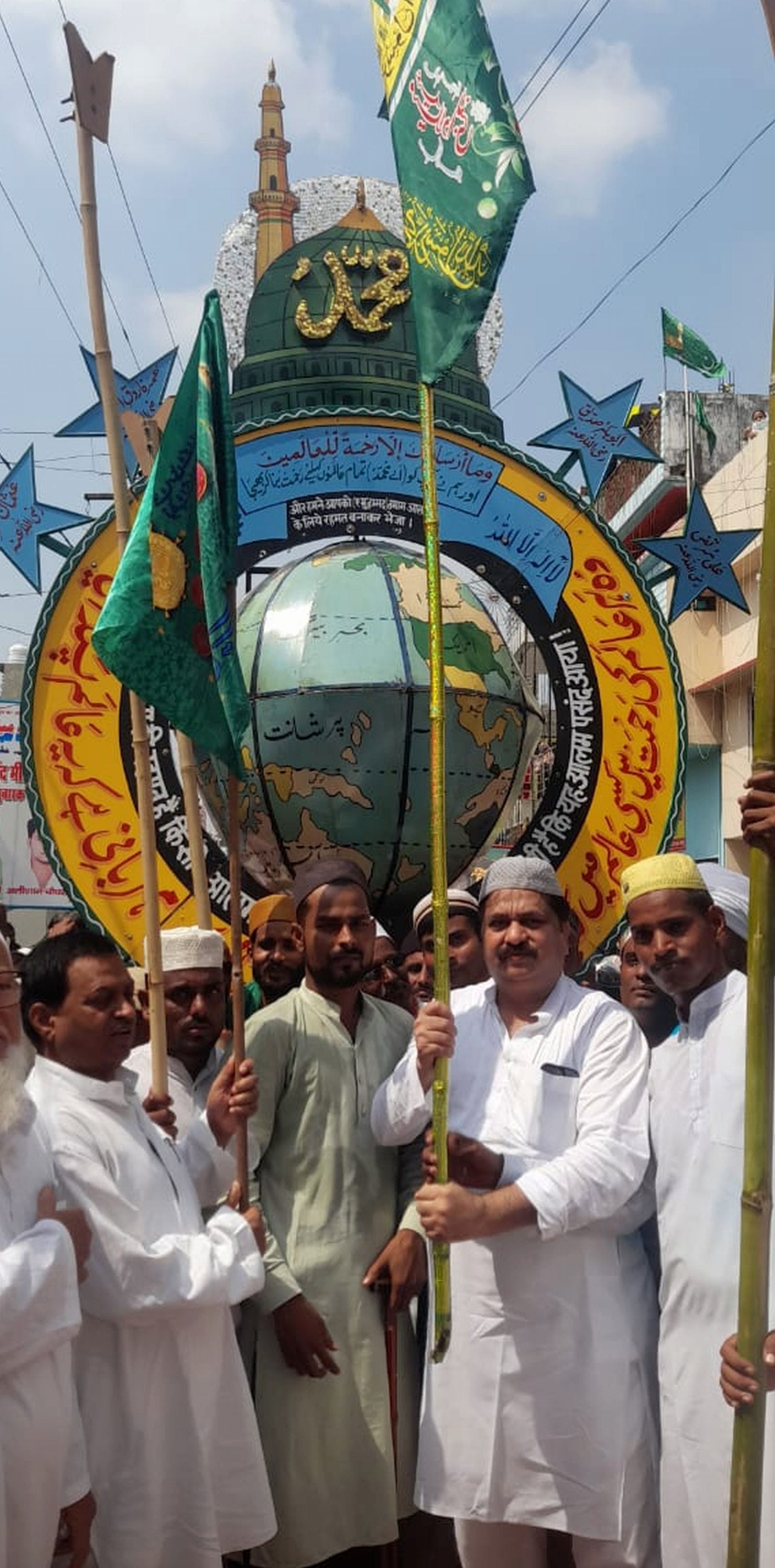 उझानी में ईद मिलादुन्न नबी पर जुलूस में शामिल अकीदतमंद। संवाद