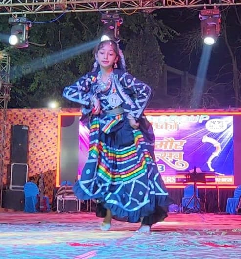 ऐतिहासिक चौगान मैदान में सिरमौर उत्सव के दौरान प्रस्तुति देतीं प्रतिभागी। संवाद