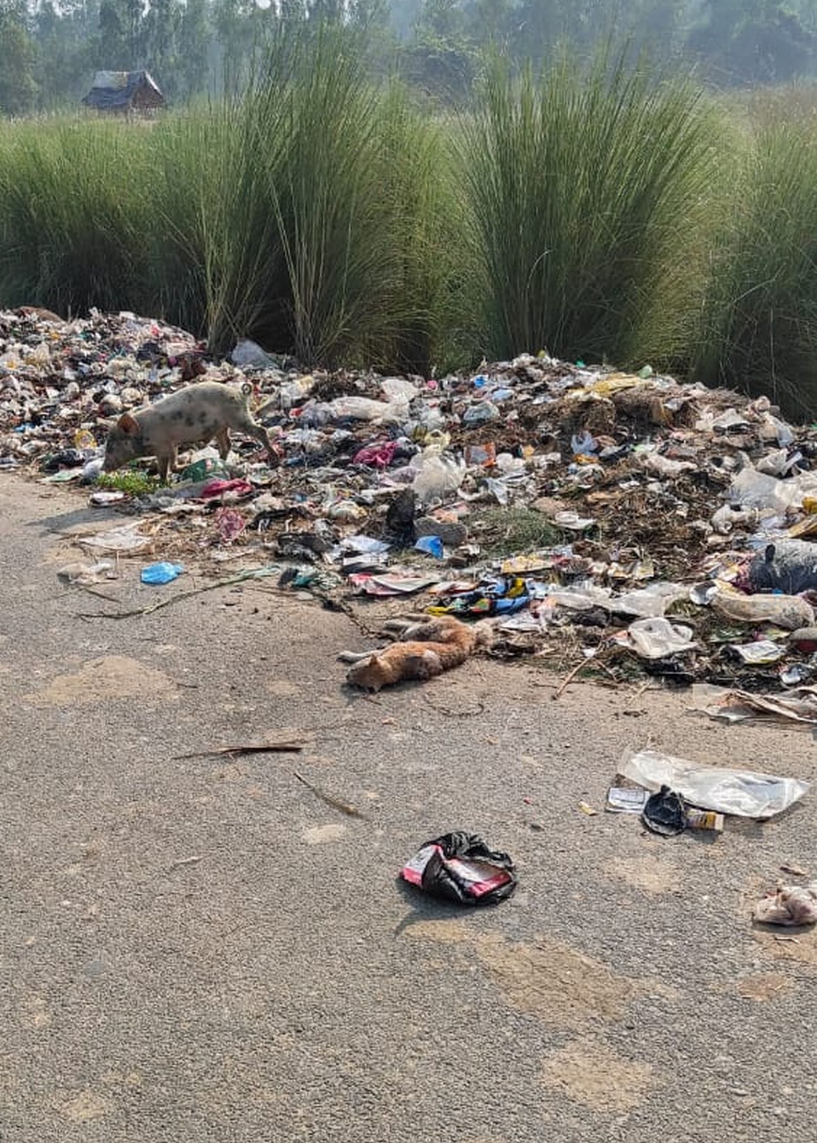 हंगामा कर रहे लोगों से बात करते चेयरमैन। संवाद