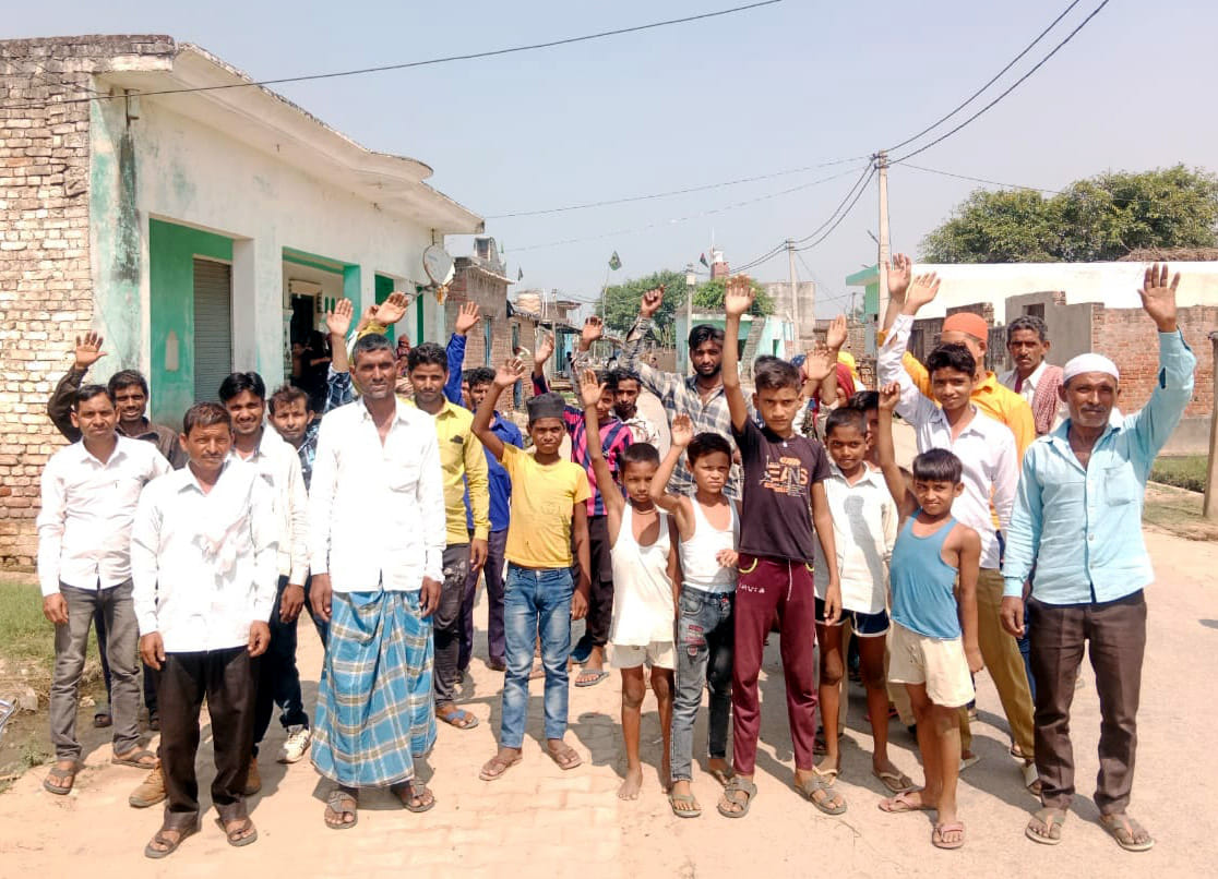 हंगामा कर रहे लोगों से बात करते चेयरमैन। संवाद