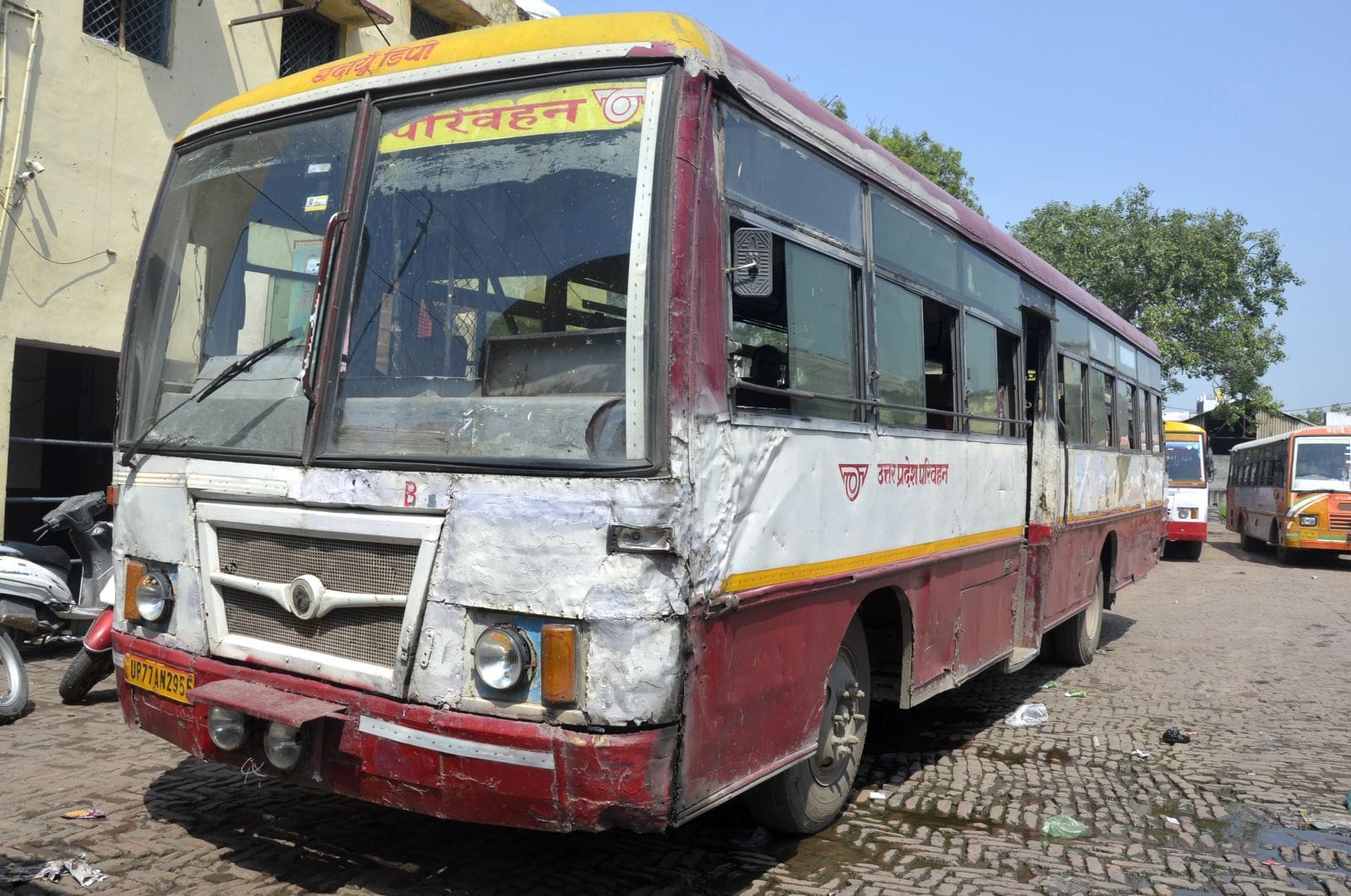 रोडवेज बस में सीटों का हाल। संवाद